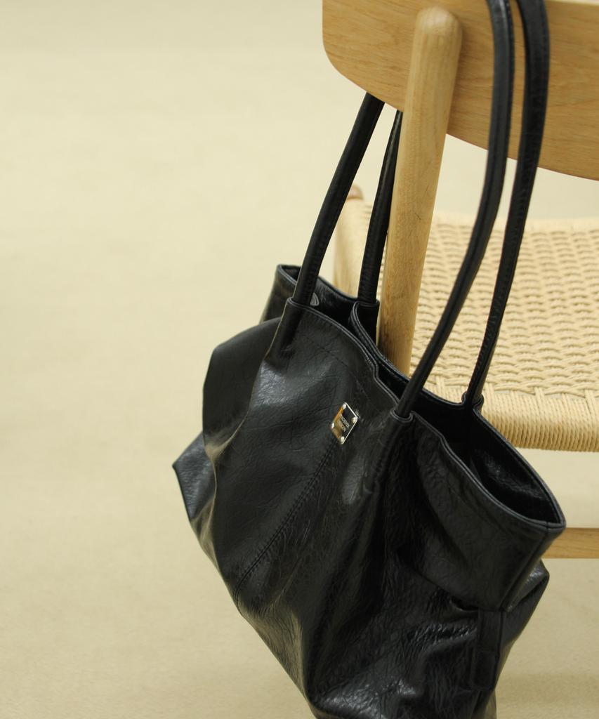 Phoenix Origin Cracked Shirring Shoulder Bag - Black