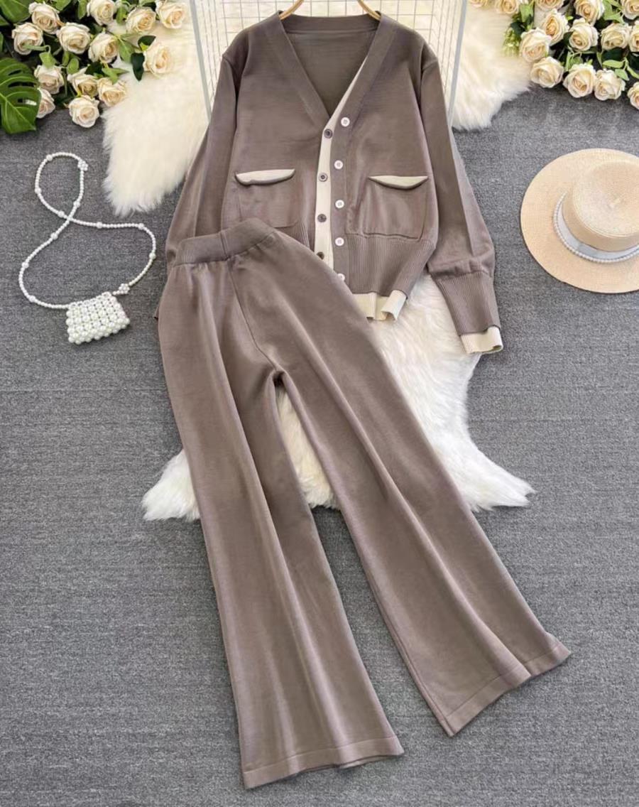 

Женский костюм в корейском стиле из вязаного кардигана с V-образным вырезом контрастного цвета и широких брюк One Size кофейный