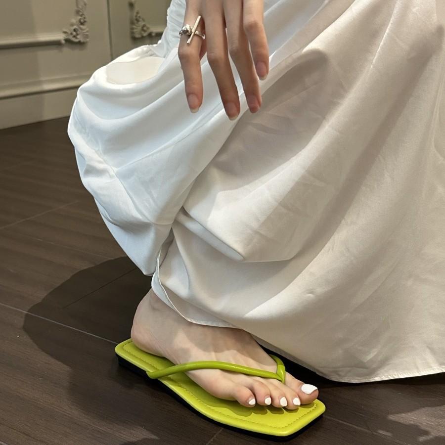 Tongs argentées à semelle plate chaussures pour femmes été 2025 nouveau niche vêtements d'extérieur orteil sandales de plage