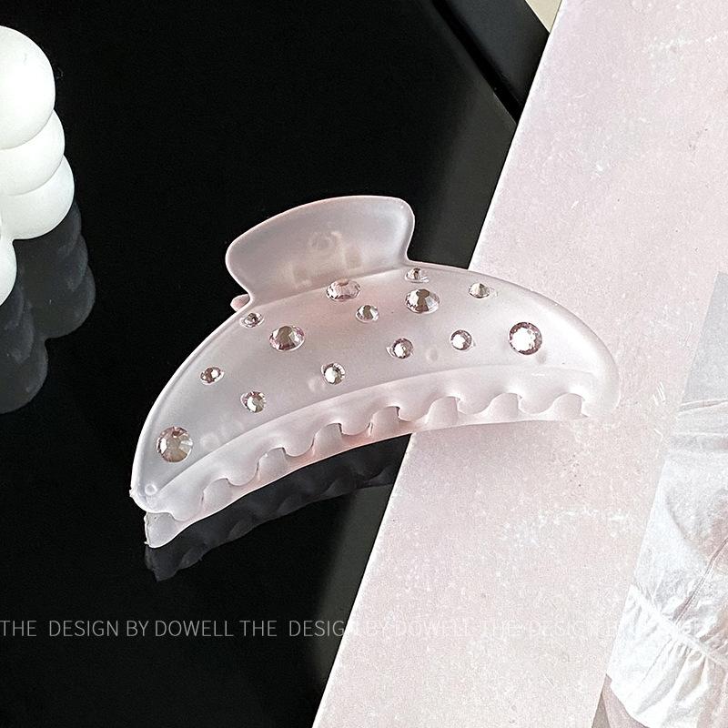 Beautifully Plastic Crafted Hair Claw Clips With Elegant Shapes And Vibrant Colors For Every Hairstyle Needs