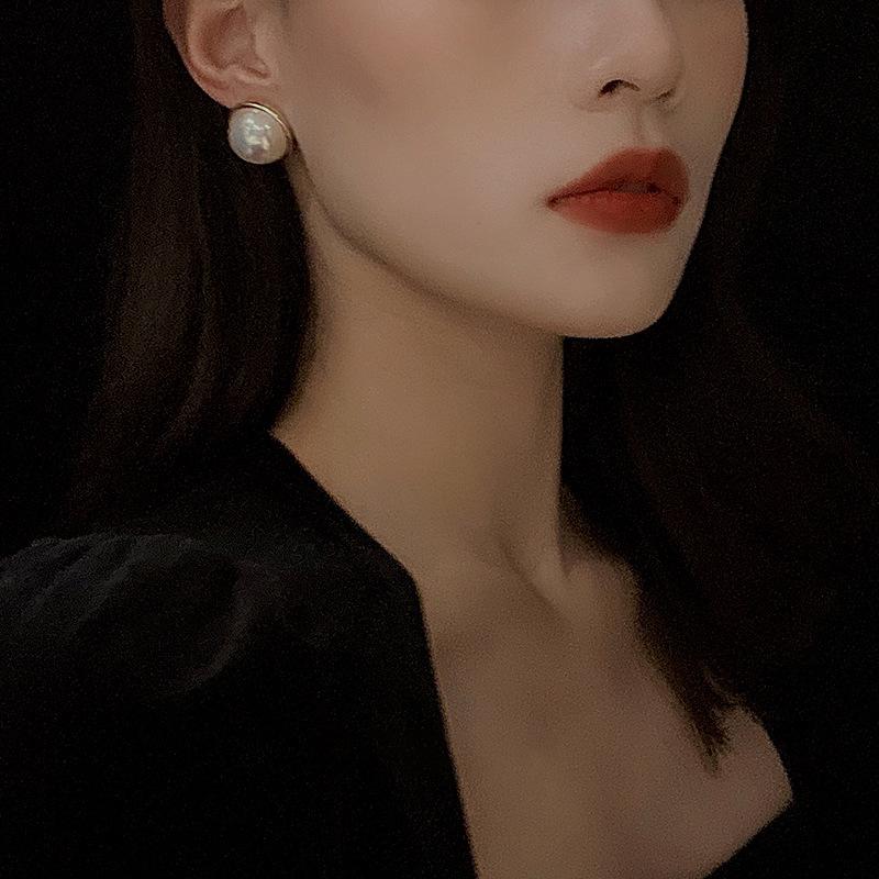 Elegant Retro Silver Pearl Stud Earrings - S925 Sterling