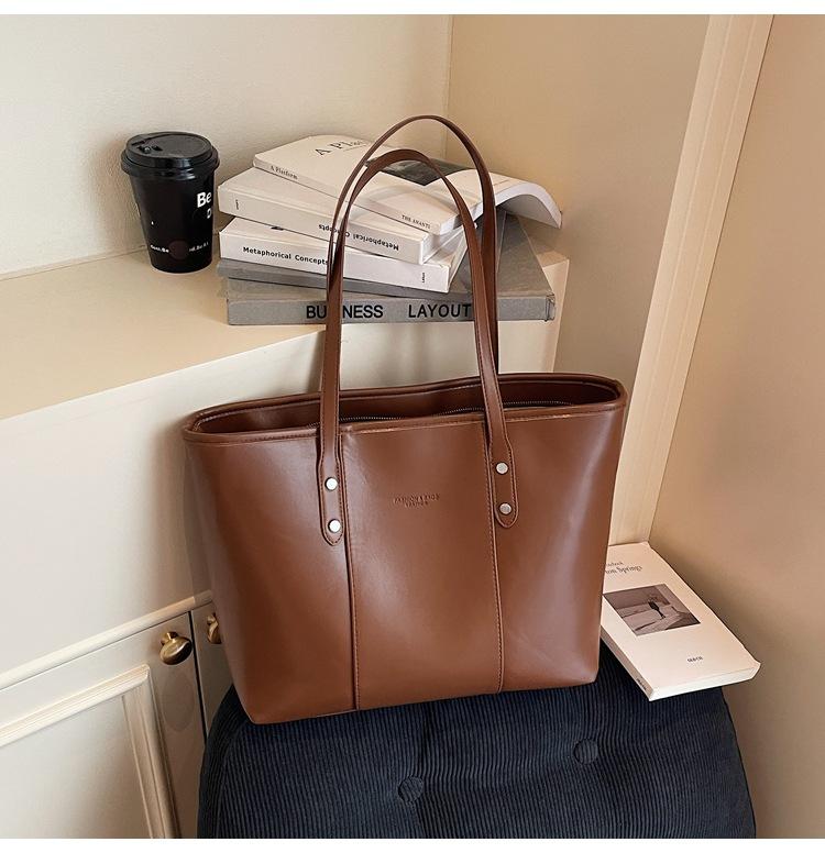 

Large-capacity bag women s autumn and winter versatile 2025 new casual simple shoulder bag textured commuter tote bag темно-коричневого кольору
