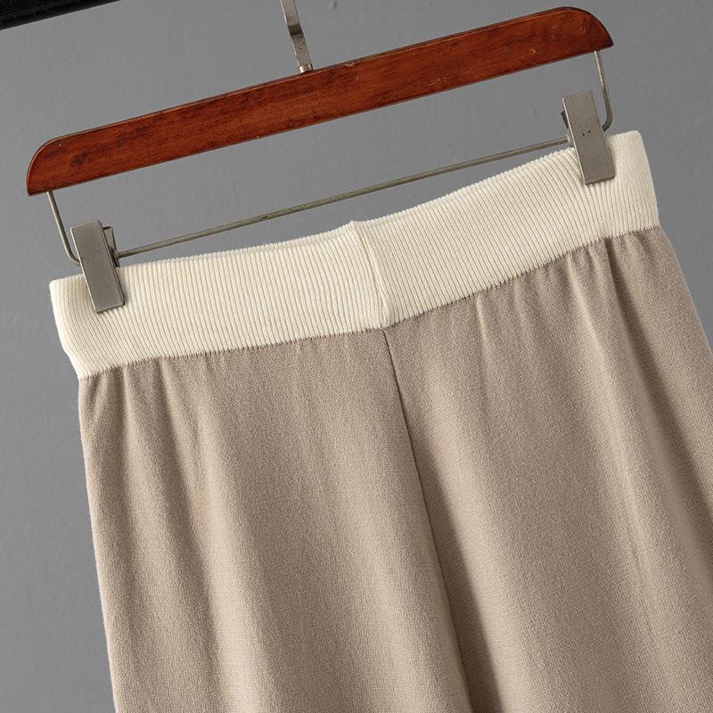 Dámský evropsko-americký dvoudílný oblek se svetrem s výstřihem do V a širokými kalhotami pro podzim/zimu 2025.