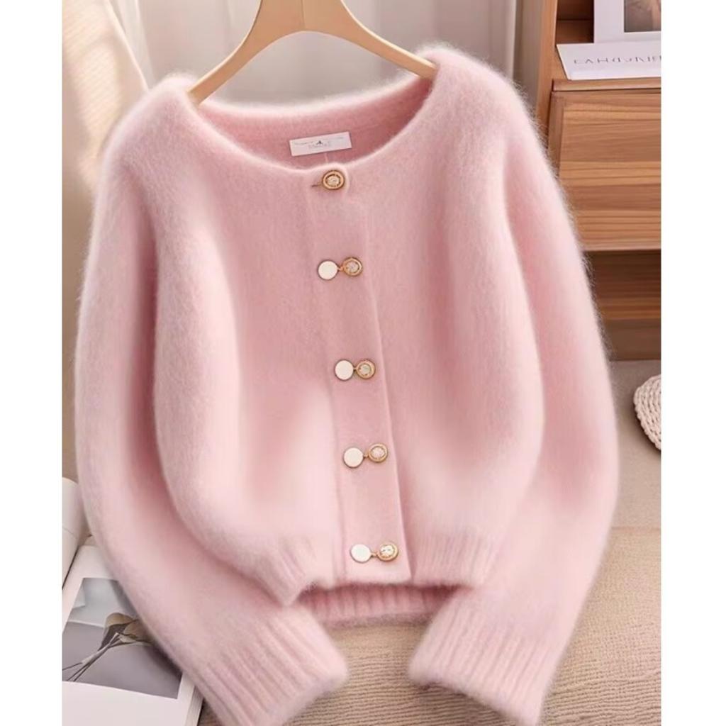 Кардиган з вовни з основою поверх вільного, м'якого пальто, що носиться як верхній одяг або під корейський жіночий топ