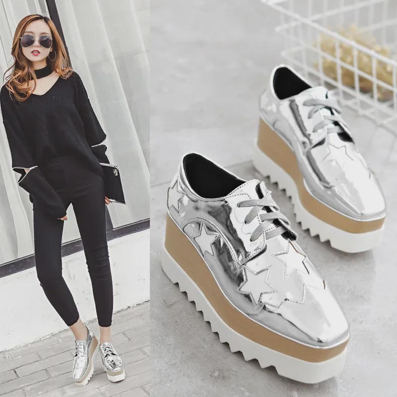 Koreanische 2025 Star Lackleder Keilabsätze - Damen Stilvolle Plateau-Schuhe mit dicker Sohle und eckiger Zehenpartie im lässigen britischen Stil