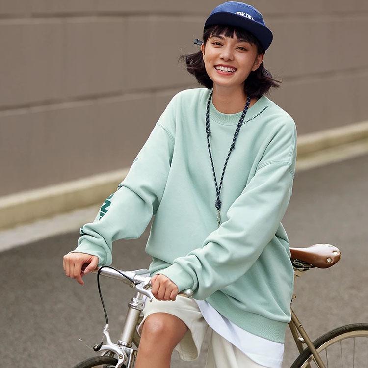 Li Ning Sports Lifestyle Series Letter Logo Printed Fleece Pullover Sweatshirt Unisex Sweatshirt Gray-Mist-Green AWDTB37-7