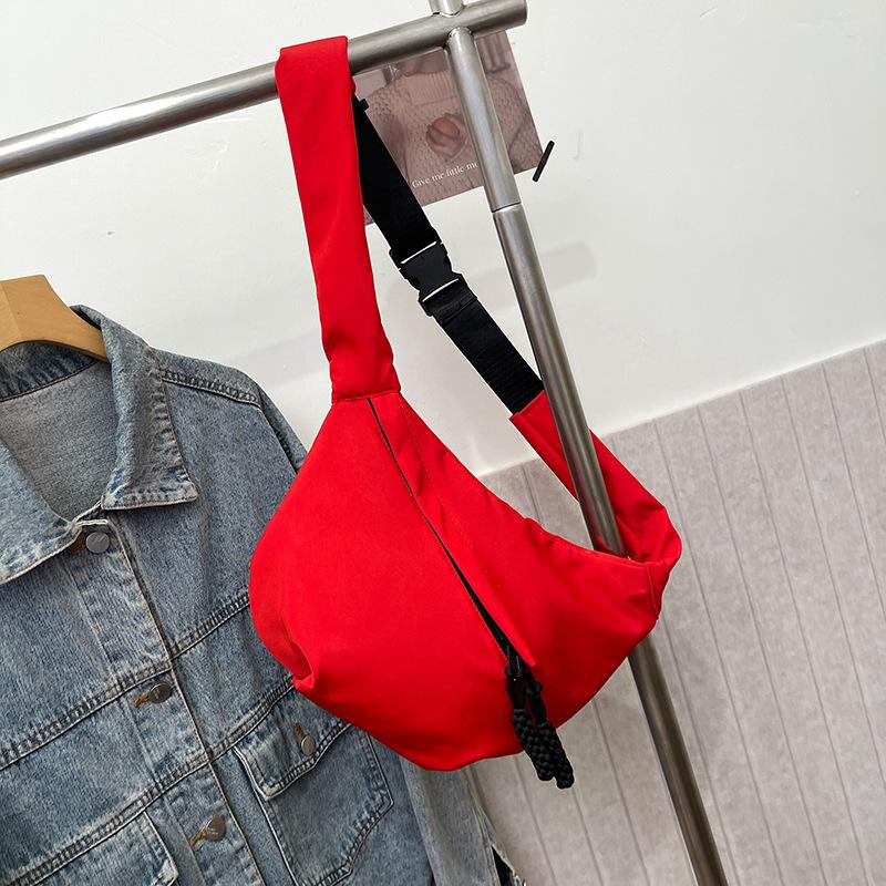 New Casual Commuter Shoulder Bag Light Personality Solid Color Large Capacity Beautiful Bag Female Simple Messenger Messenger Bag