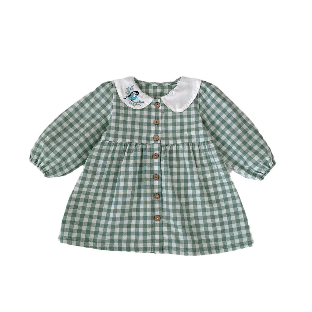 Abito a quadri da bambina autunno 2025 con ricamo di gazza e colletto da bambola.