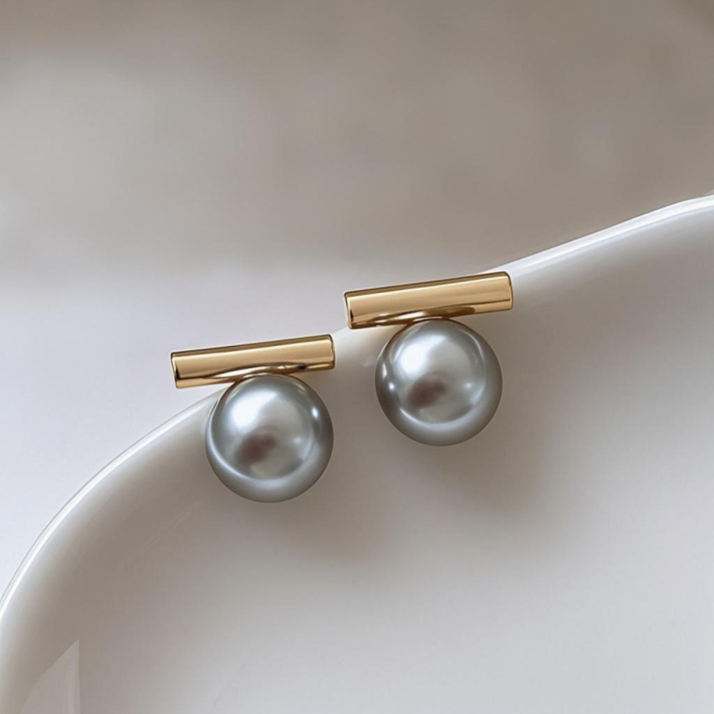 New fashion niche pearl earrings women's light luxury temperament high-end sense small fragrance style simple and versatile stud earrings