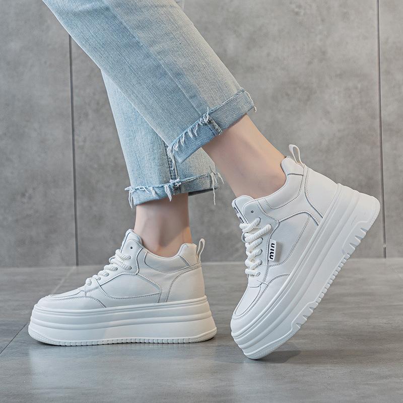 

Маленькие белые туфли на толстой подошве с внутренней танкеткой, женские, 2025, новые летние, сетчатые дышащие женские туфли, легкие и универсальные мягкие мокасины 32