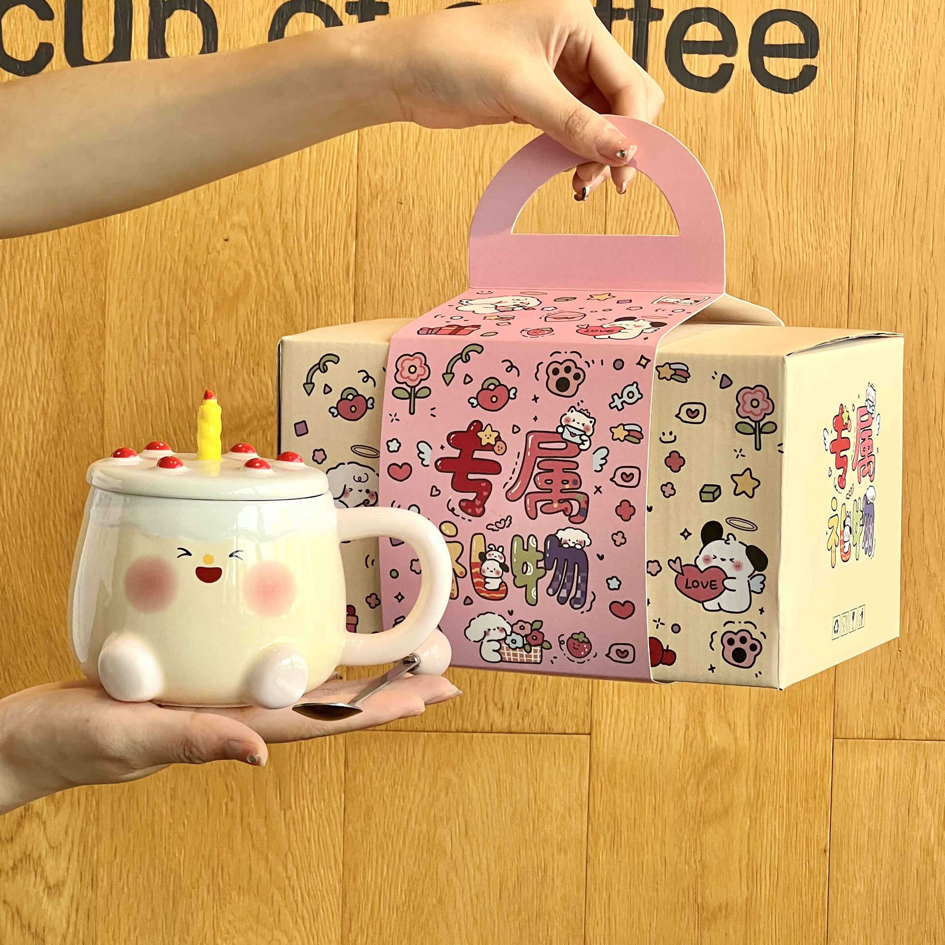 Geburtstagsgeschenk Niedliche Kerze Keramiktasse mit Deckel Löffel Paar Büro Kaffee Milch Tasse Souvenir Geschenk 401-500ml
