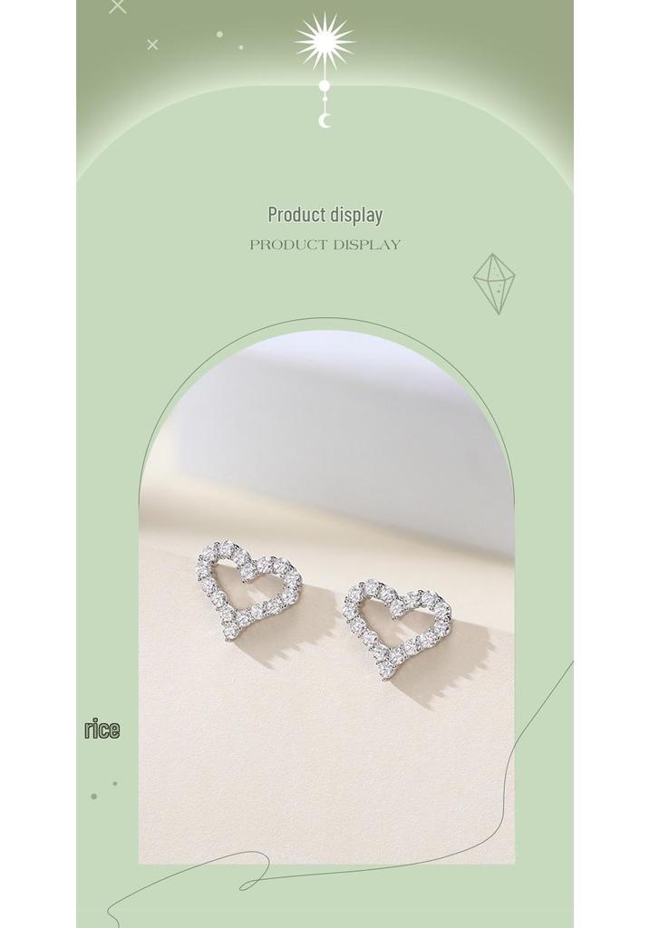 Elegant S925 Sterling Silver Moissanite Heart Stud Earrings for Women - Fashionable, Versatile, and Luxurious Heart-Shaped Jewelry.