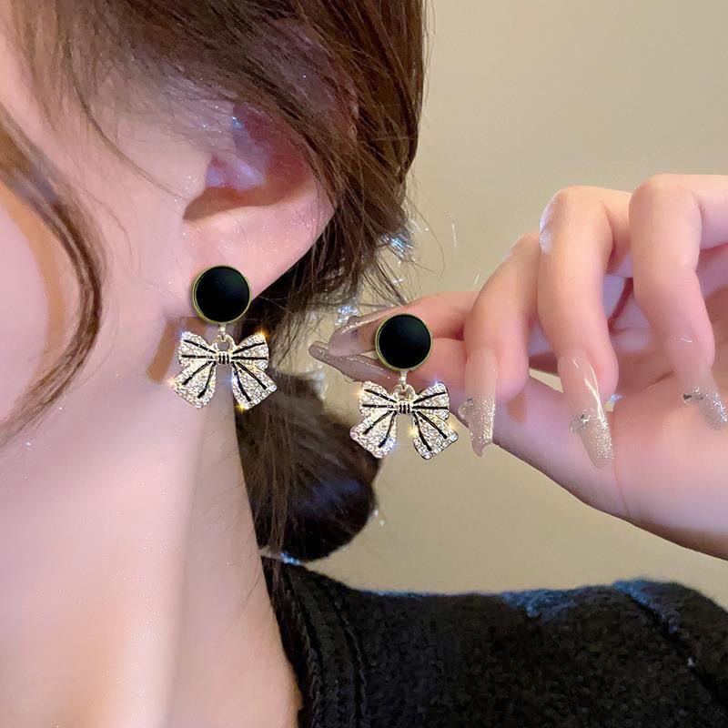 Boucles d'oreilles de luxe tendance 2024 accrocheuses pour femmes: Boucles d'oreilles à clous tendance et polyvalentes pour l'automne et l'hiver