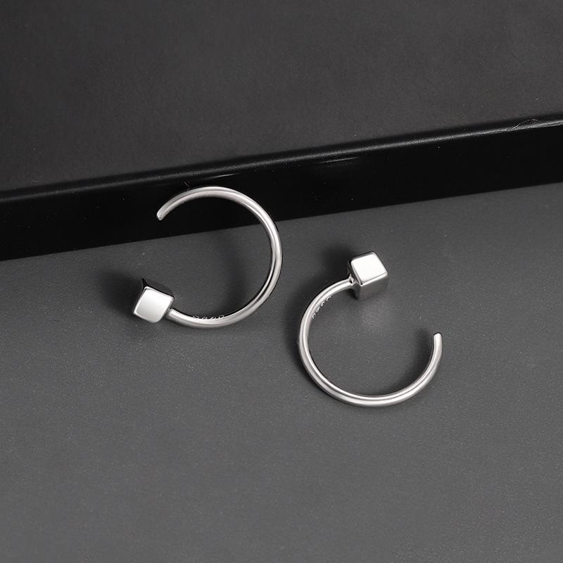 Pánské špičkové antialergické čtvercové náušnice s háčkem za ucho - Jednoduchý a pohledný design pro dámské a pánské piercingy.