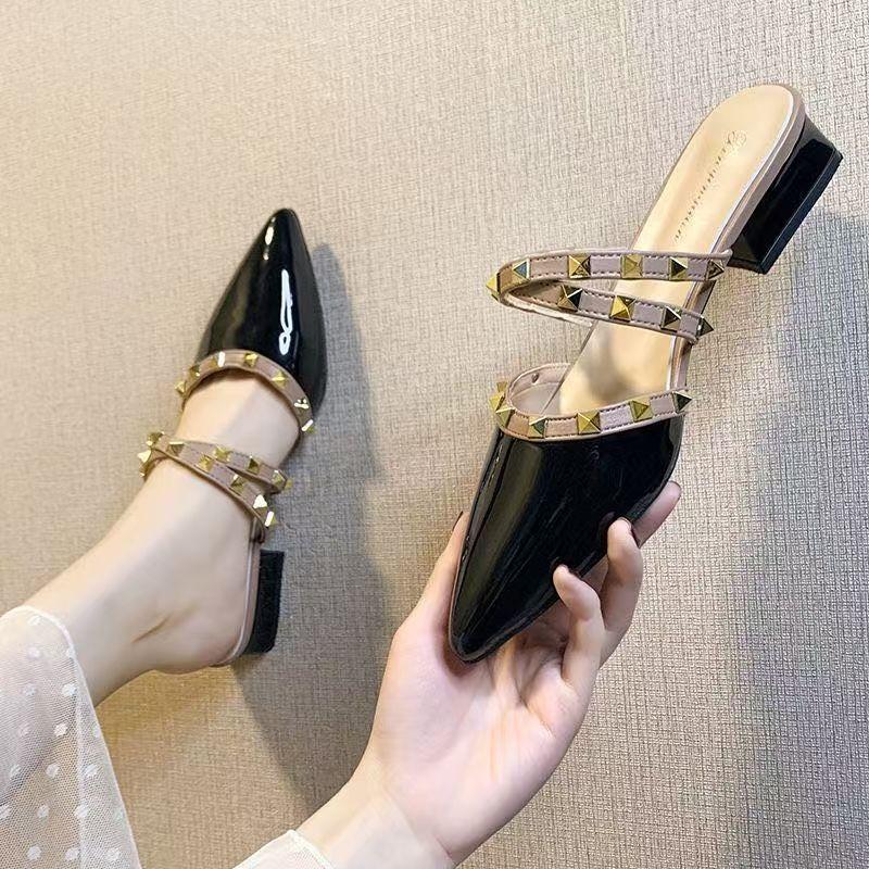 2025 Frühling und Sommer neu beliebte kleine duftende Windnieten High Heels Damenmode spitz dicker Absatz coole Slipper
