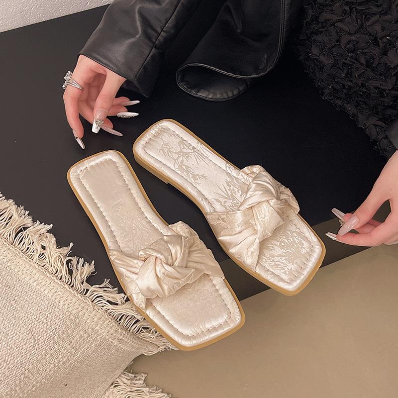 2025 flat-bottomed one-word slippers fairy fairy cool slippers French versatile new style summer sandals slippers outside wear