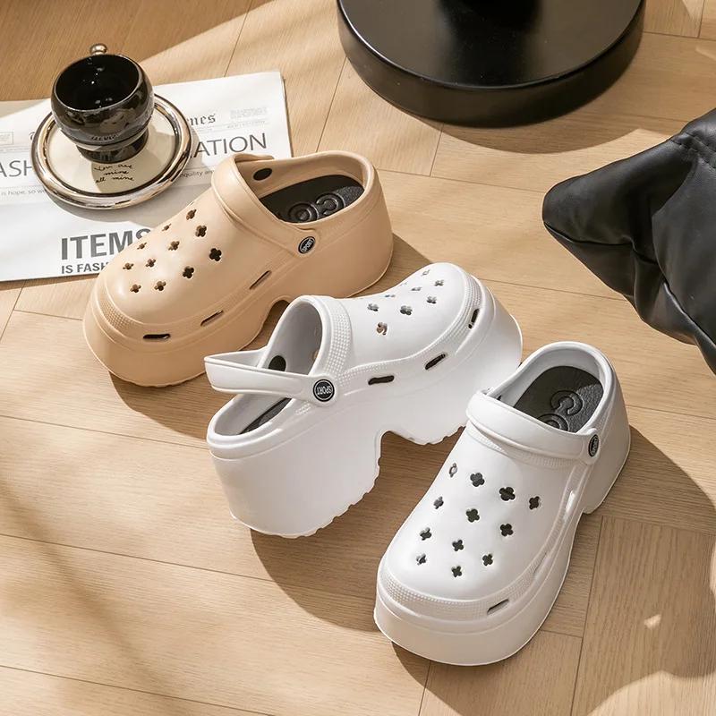 Sandale de damă groase de 9 cm 2025 Papuci noi de vară Toc înalt Talpă moale Pantofi de plajă de grădină Pantofi cu găuri impermeabili de exterior pentru femei