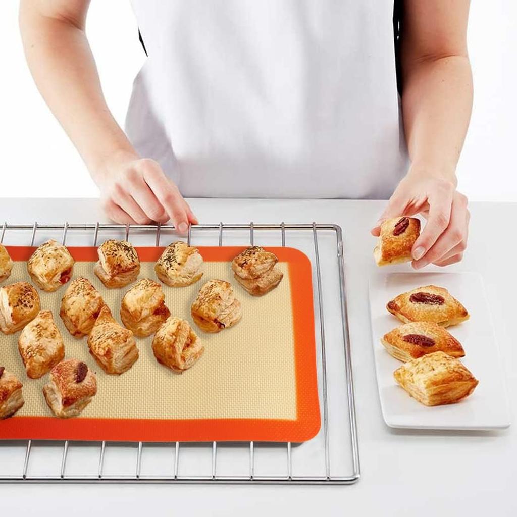 AMYONE Quarter Sheet Silicone Baking Mat, 2 Pcs Non-Stick Silicone Baking Mats Cookie Sheet for 9x13 Baking Pan, Reble Baking Sheet Liners Compatible