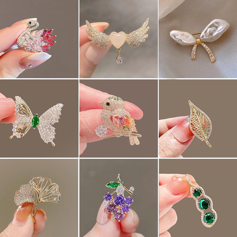 Elegant Butterfly Brooch: Luxurious Suit Accessory & Stylish Corsage for Women
