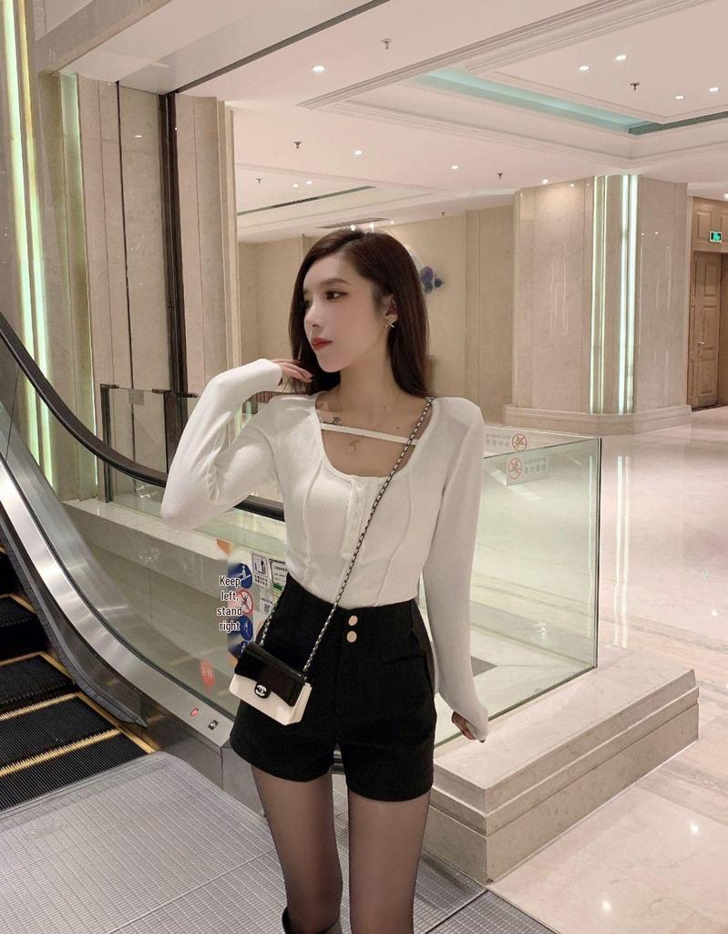 Women's Black High-Waisted Cotton Elastic Shorts - Trendy, Slimming, Hip-Hugging Bootcut, Ideal for Autumn Layering, Internet Celebrity Style.