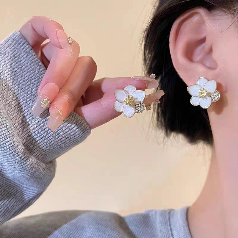 Elegant Light Luxury Flower Stud Earrings - Fashionable and Versatile Ear Accessories