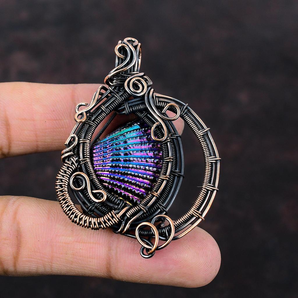Pandantiv Cochilie Acoperit cu Titan Pandantiv Înfășurat cu Sârmă de Cupru Pandantiv Handmade cu Piatră Prețioasă Bijuterii din Cupru Cadou pentru Mamă Bijuterii Uimitoare Înfășurate cu Sârmă