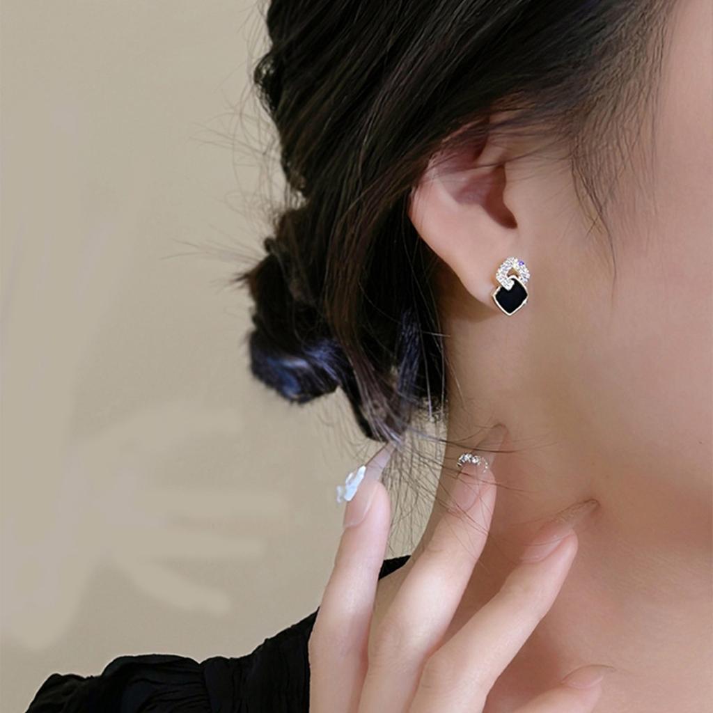 Gylne sirkonøreringer utstråler en eksklusiv og allsidig stemning, med søte øredobber for kvinner