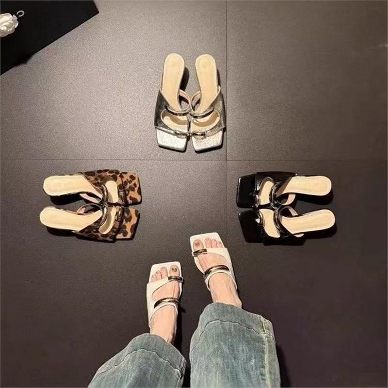 Wunderschöne High-End-Zehenschuhe mit Metallkappe, coole Hausschuhe für draußen, Sommer 2025 neu, Internet-Berühmtheit, Keilabsatz, Feenstil, hochhackige Sandalen