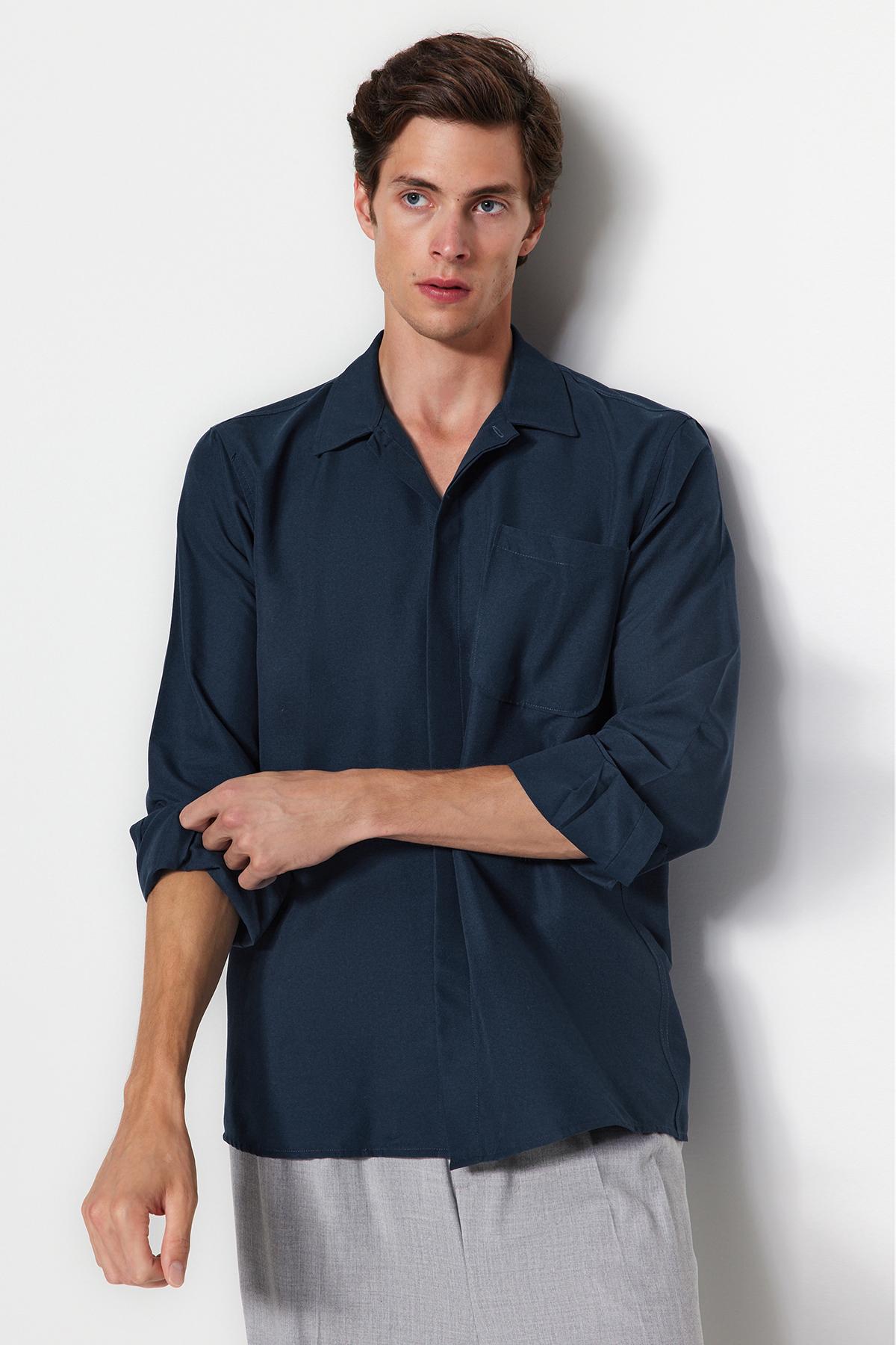 

Мужская темно-синяя мужская рубашка обычного кроя с длинным рукавом и потайным шлепанцем с одним карманом TMNAW24GO00069..