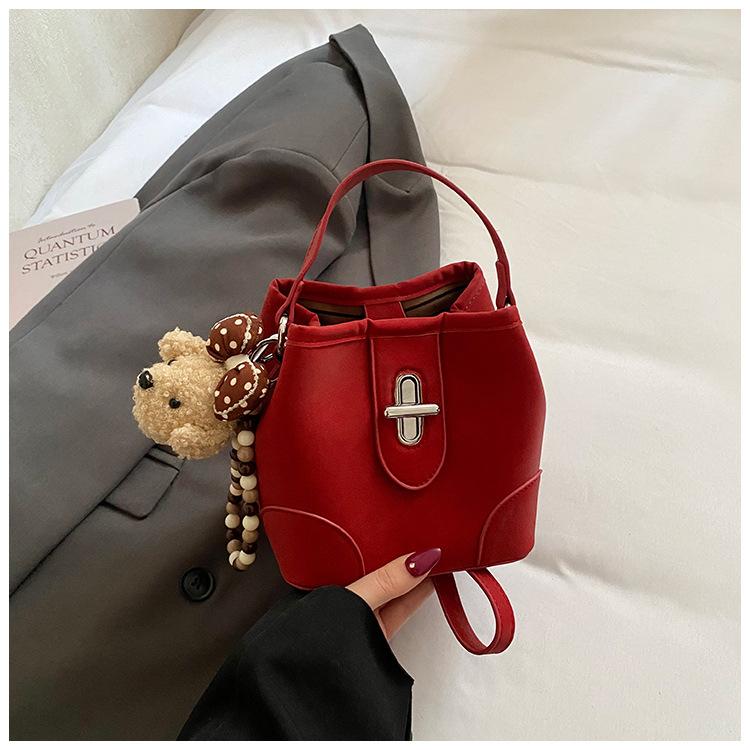 

High-end Fashion Style Hand-held Shoulder Bag for Commuting and Cross-body Bucket Bag With pendant червоний