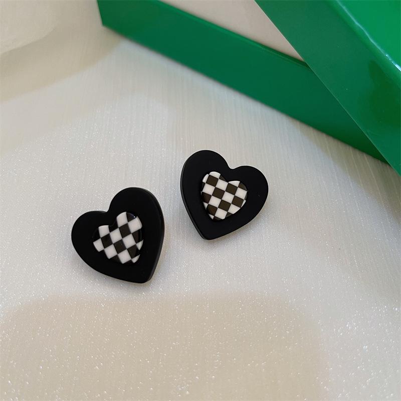 

Chessboard flower earrings women s high-end sense cold wind ear jewelry design sense simple and versatile black and white plaid earrings