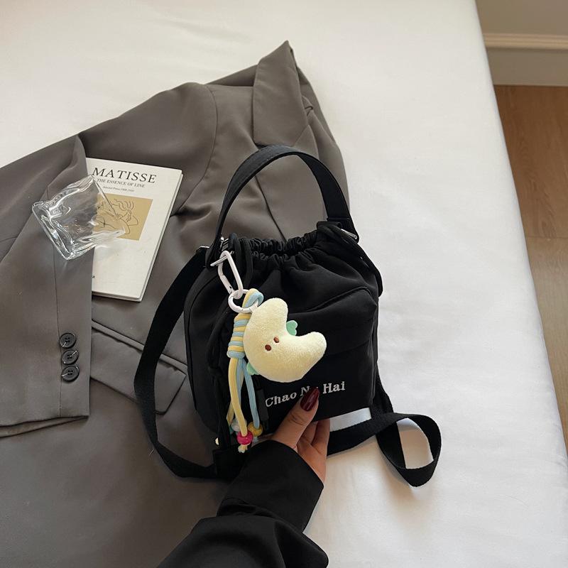 

Korean pleated drawstring bag mouth nylon shoulder bag fashion niche messenger bag casual art mobile phone bag new without pendant