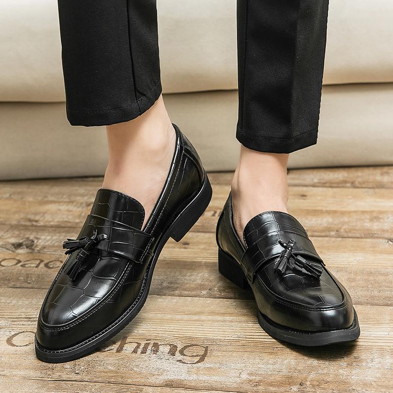 Big Size 8-12 Oxford Leather Men Shoe Fashion Casual Pointed Toe Formal Business Tassel Male Designer Office Wedding Dress Shoes