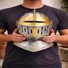 Casque Tonneau Médiéval Armure de Chevalier en Acier Grand Casque en Laiton Doré Casque Cosplay Portable Cadeau pour Lui