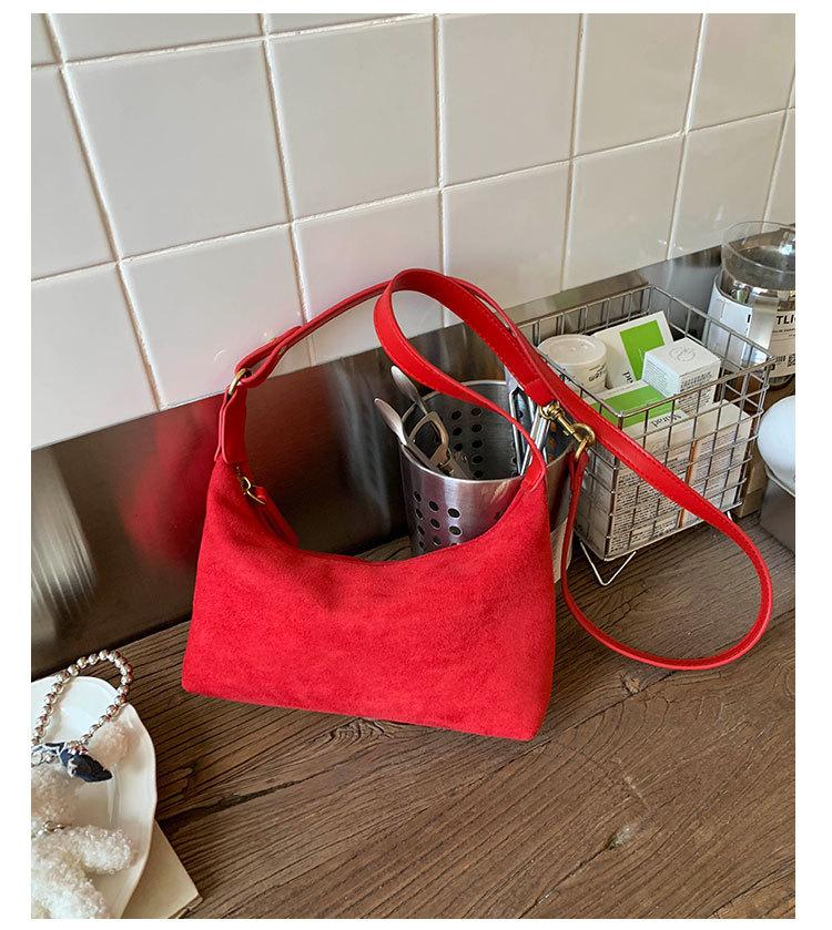 Матовая ретро сумка-ланчбокс женская сумка 2025 новый нишевый дизайн сумочка для поездок универсальная плечевая сумка-мессенджер красный