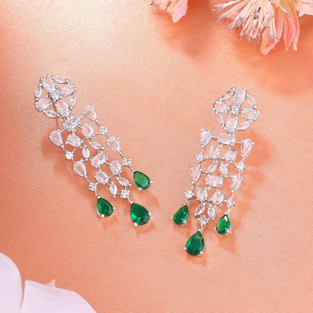 Estele Designer-Ohrringe mit rhodinierter Oberfläche und schimmernden Zirkonia und grünen Steinen für Damen