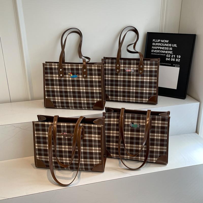 Korean version of college style tote bag 2025 autumn new contrasting stripes large-capacity tote bag fashionable and simple women's bag