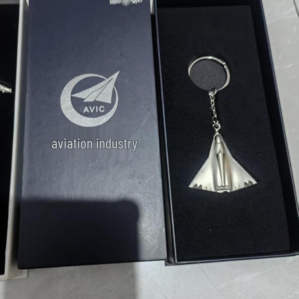 "Zhuhai Air Show Y-20 J-1520 Aircraft Keychain: Creative Aviation Model Pendant"