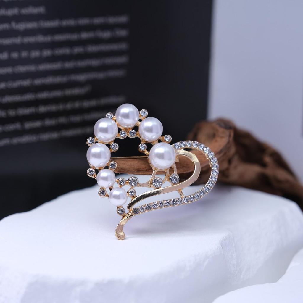 Heart-Shaped Rhinestone Brooch with Pearl Scarf Buckle