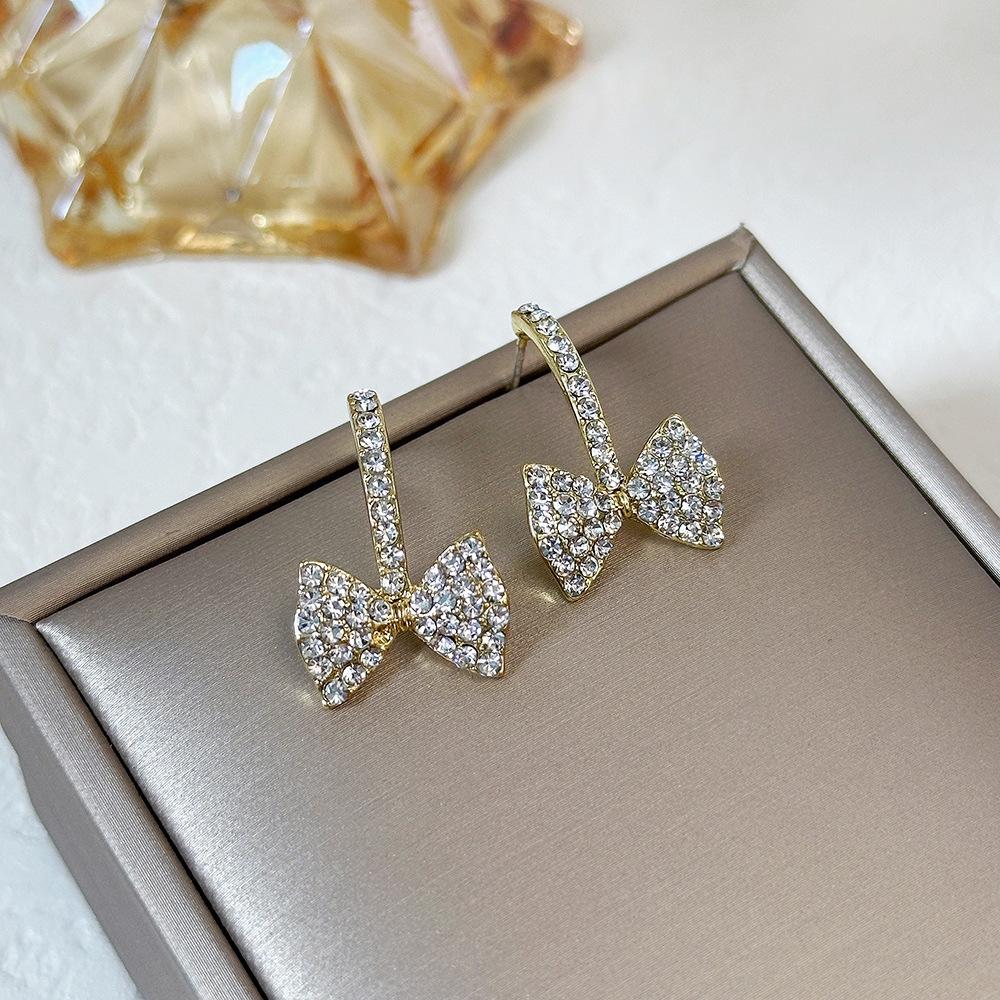 Simple Zircon Butterfly Earrings Light Luxury High-end Stud Earrings Temperament Fashionable Sweet Pearl Earrings Women