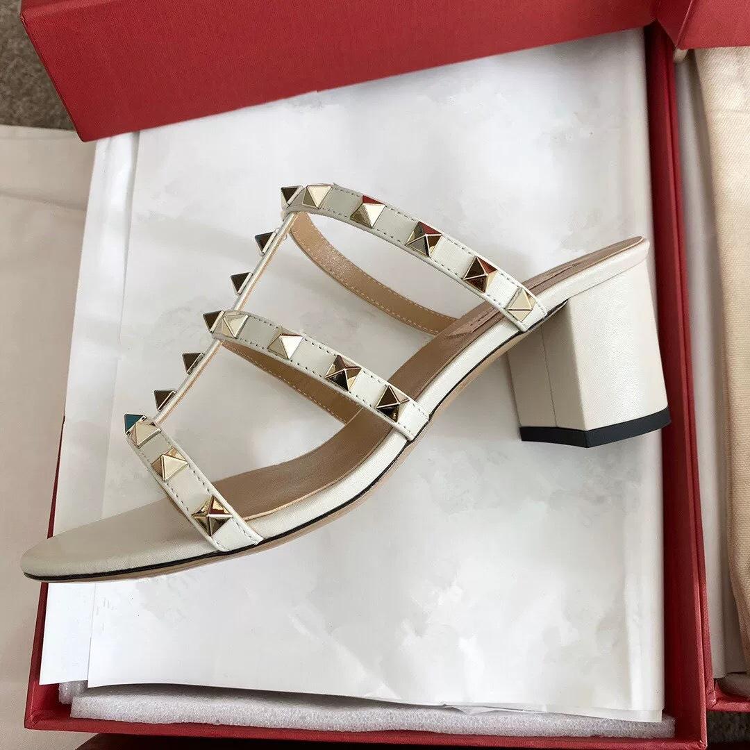 

Весенне-летние новые крутые шлепанцы на толстом каблуке с заклепками, женские универсальные темпераментные сандалии на среднем и высоком каблуке с открытым носком 40