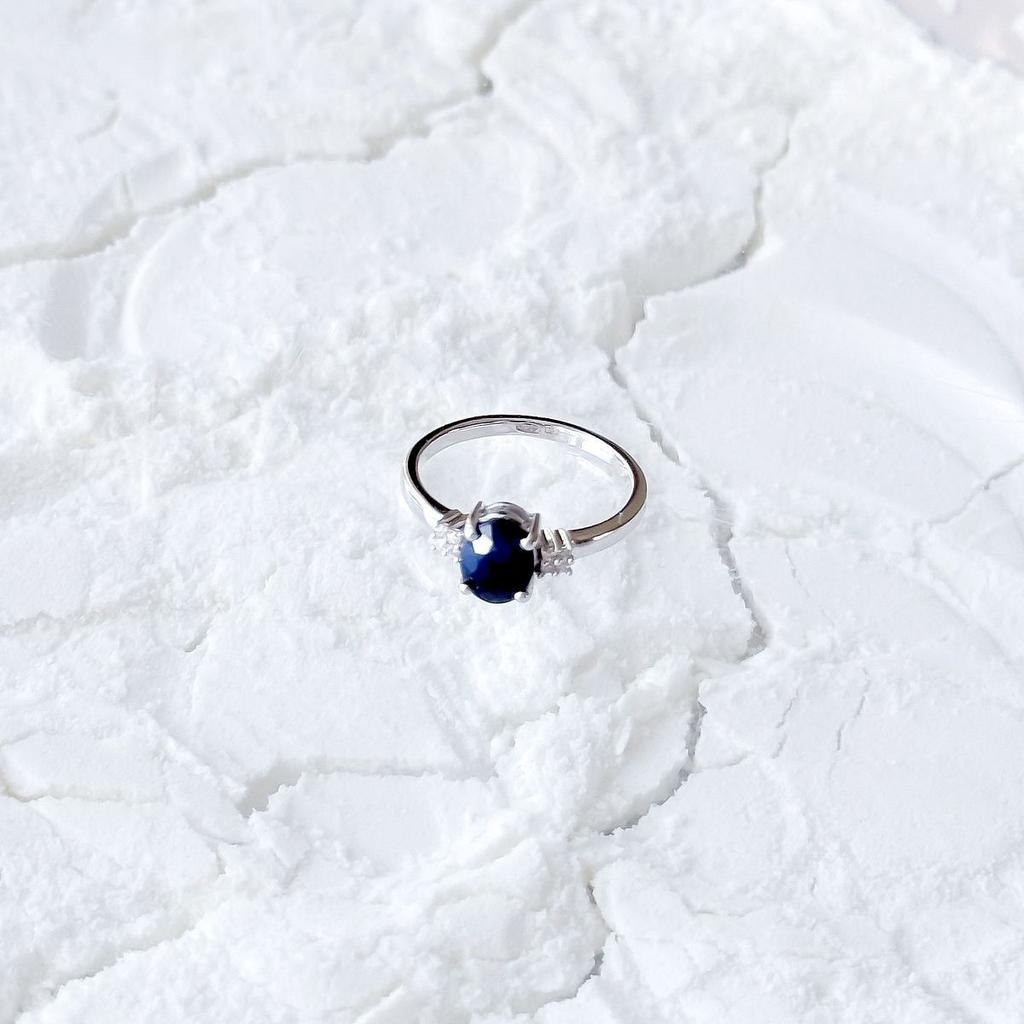 Серебряное кольцо с натуральным сапфиром 1.651ct, фианитами, вес изделия 2,36 гр (2162681)