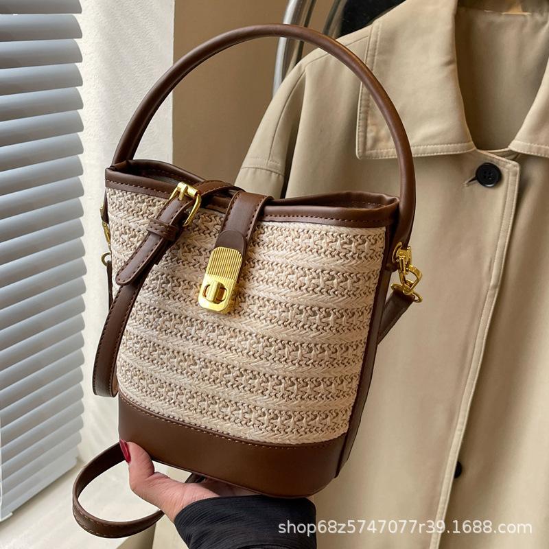 Korean ins casual woven straw bag 2025 new lazy wind vacation fashion portable messenger bucket bag