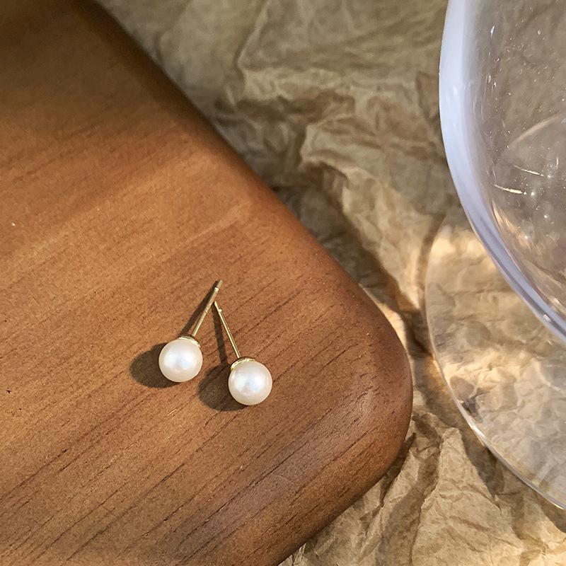 

Elegant Korean Pearl Earrings: High-End 925 Silver Needle, Light Luxury Design for Women’s Versatile, Sophisticated Style.
