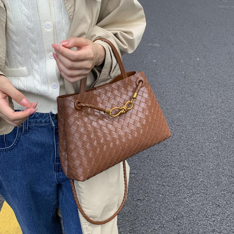 This Year, the Popular Super-hot Small Bag Women's 2025 New Autumn and Winter Versatile Messenger Bag Portable Commuter Bucket Bag