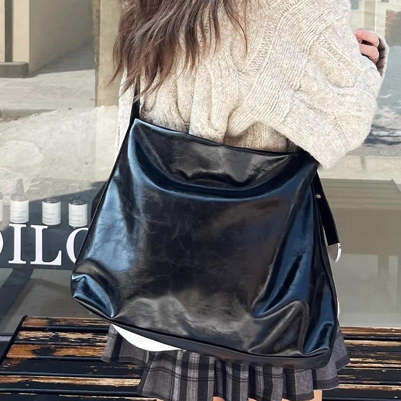 Large Women Handbag Luxury Designer Shoulder Bag for Female Big Bucket Bag Female Rivets PU Leather Lady Totes Black KTY