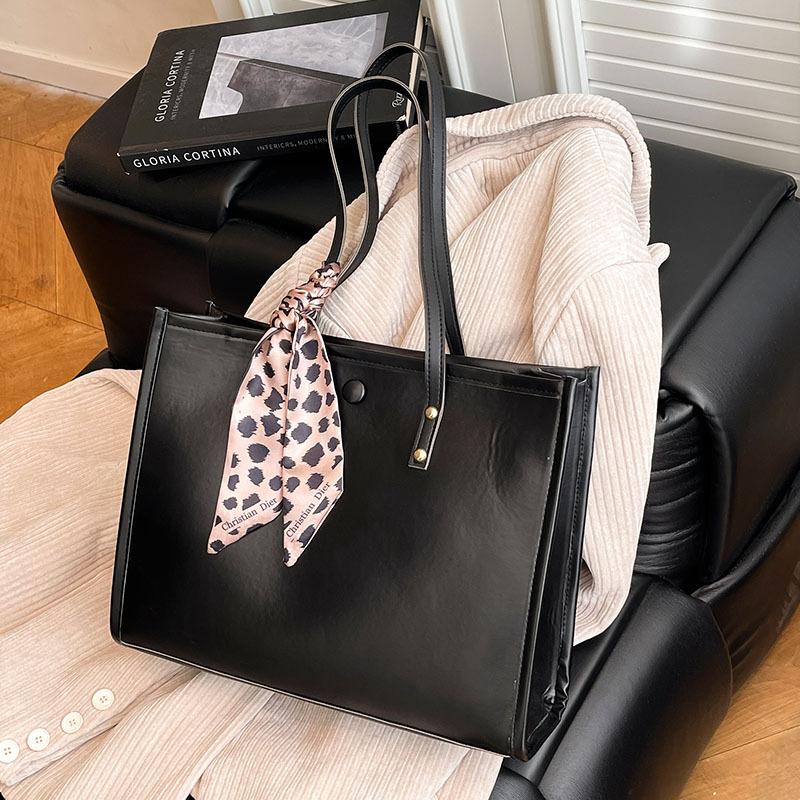 A Large-capacity Retro Commuter Tote Bag with A High-end, Elegant and Fashionable Single-shoulder Style