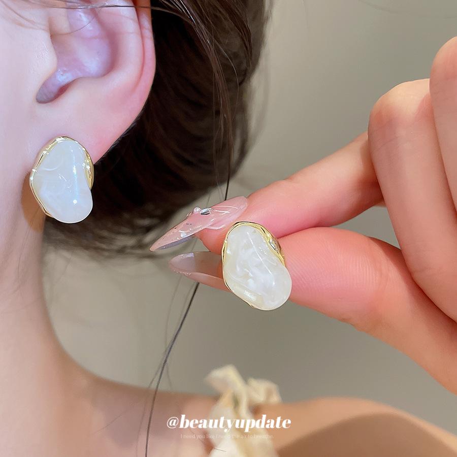 High-End Retro Resin Marbled Geometric Stud Earrings: Unique and Fashionable Accessories