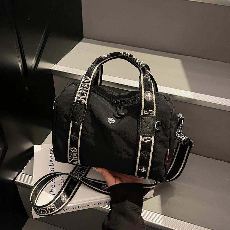 

Simple & Spacious Women s Shoulder Bag - Durable Crossbody Purse with Organizational Pockets Lightweight and Versatile чёрный