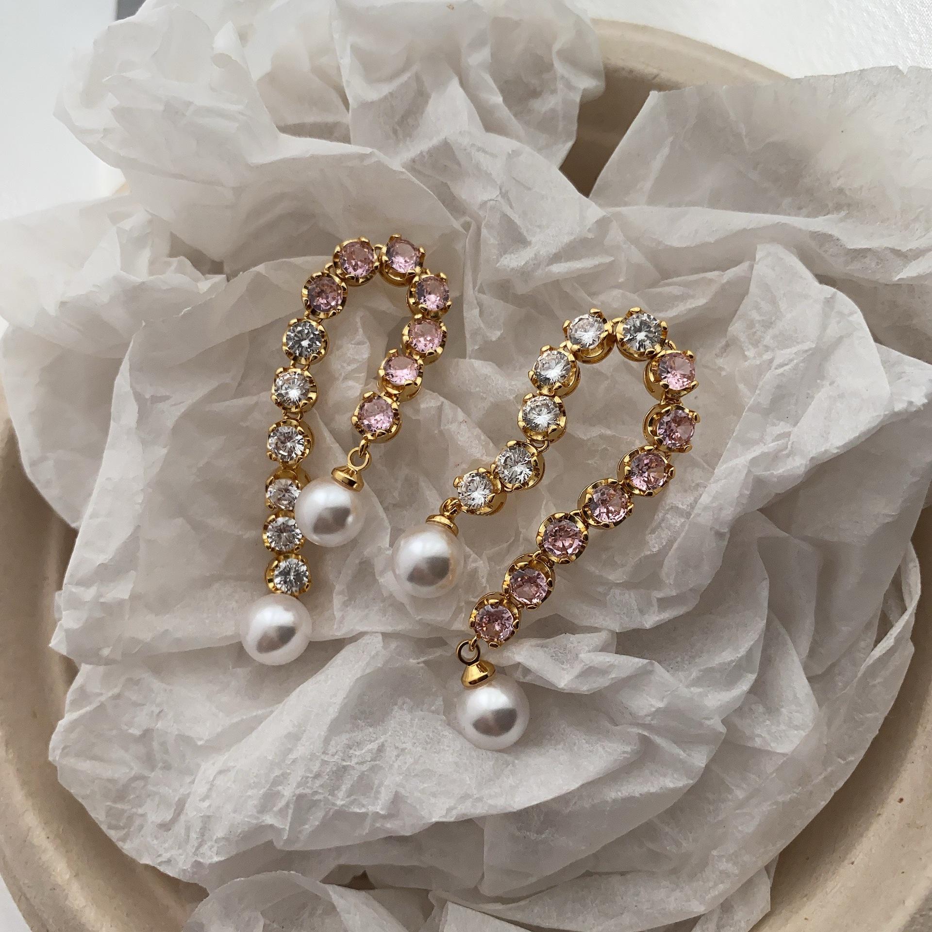 

Personality high-end earrings Internet celebrity European and American earrings New French light luxury temperament pearl stud earrings Women s niche